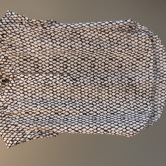 Maunce top.Sleeveless black and white.  Medium. - Picture 14 of 16